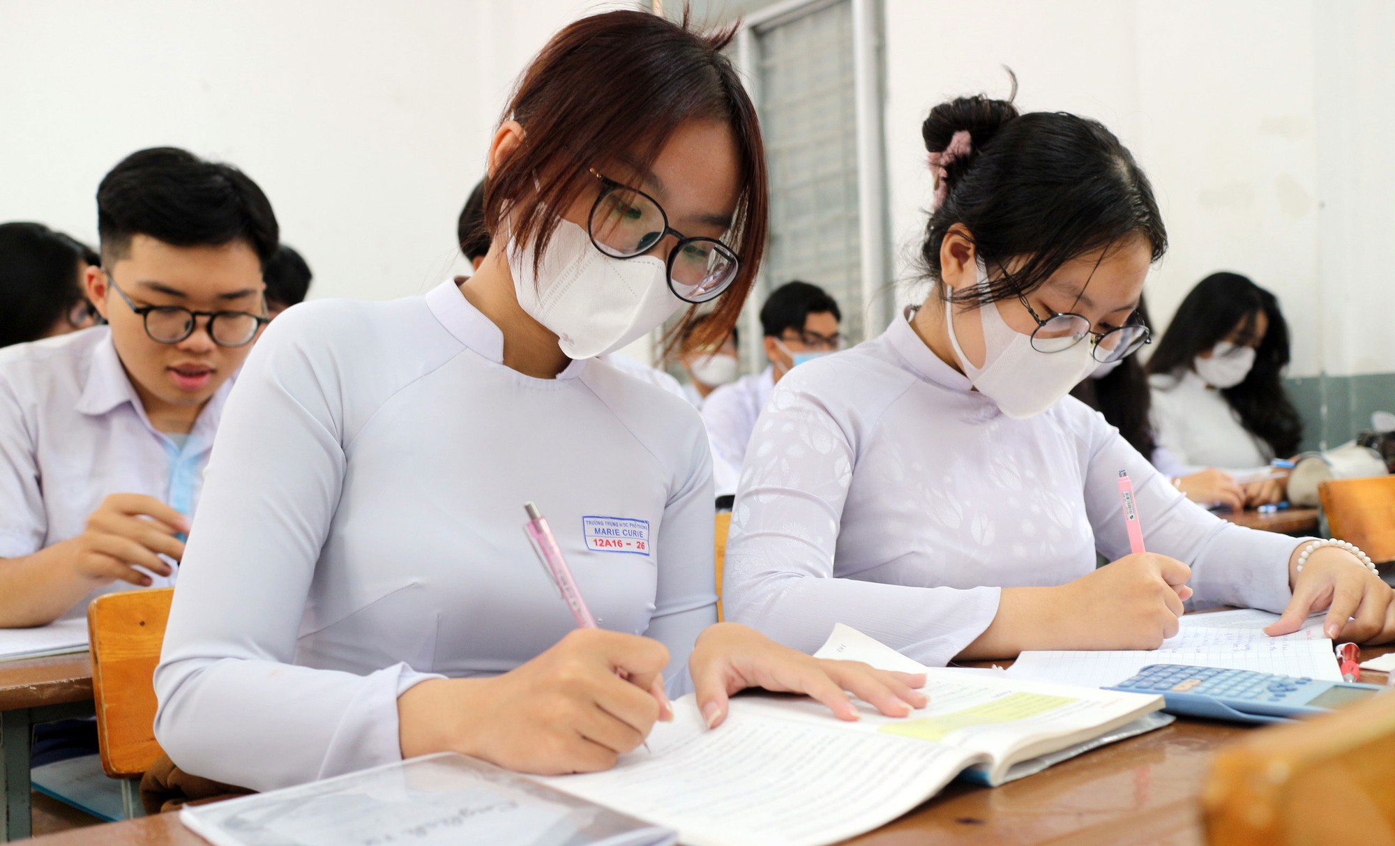 Regulations on handling the case of candidates for the high school exam in 2023 suspected of being positive for COVID-19 in Vietnam