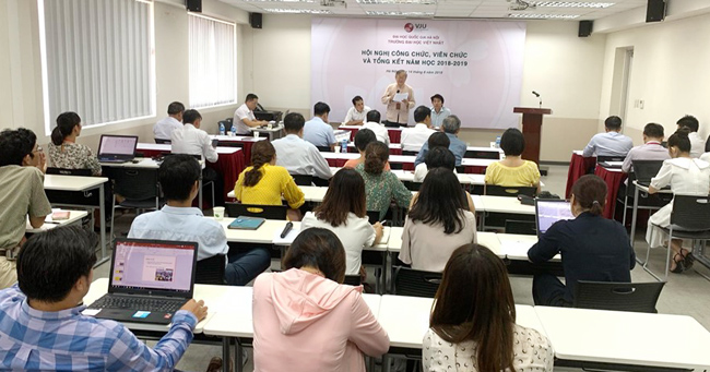 Do civil servants and public employees have to make a commitment when receiving postgraduate training in Vietnam?