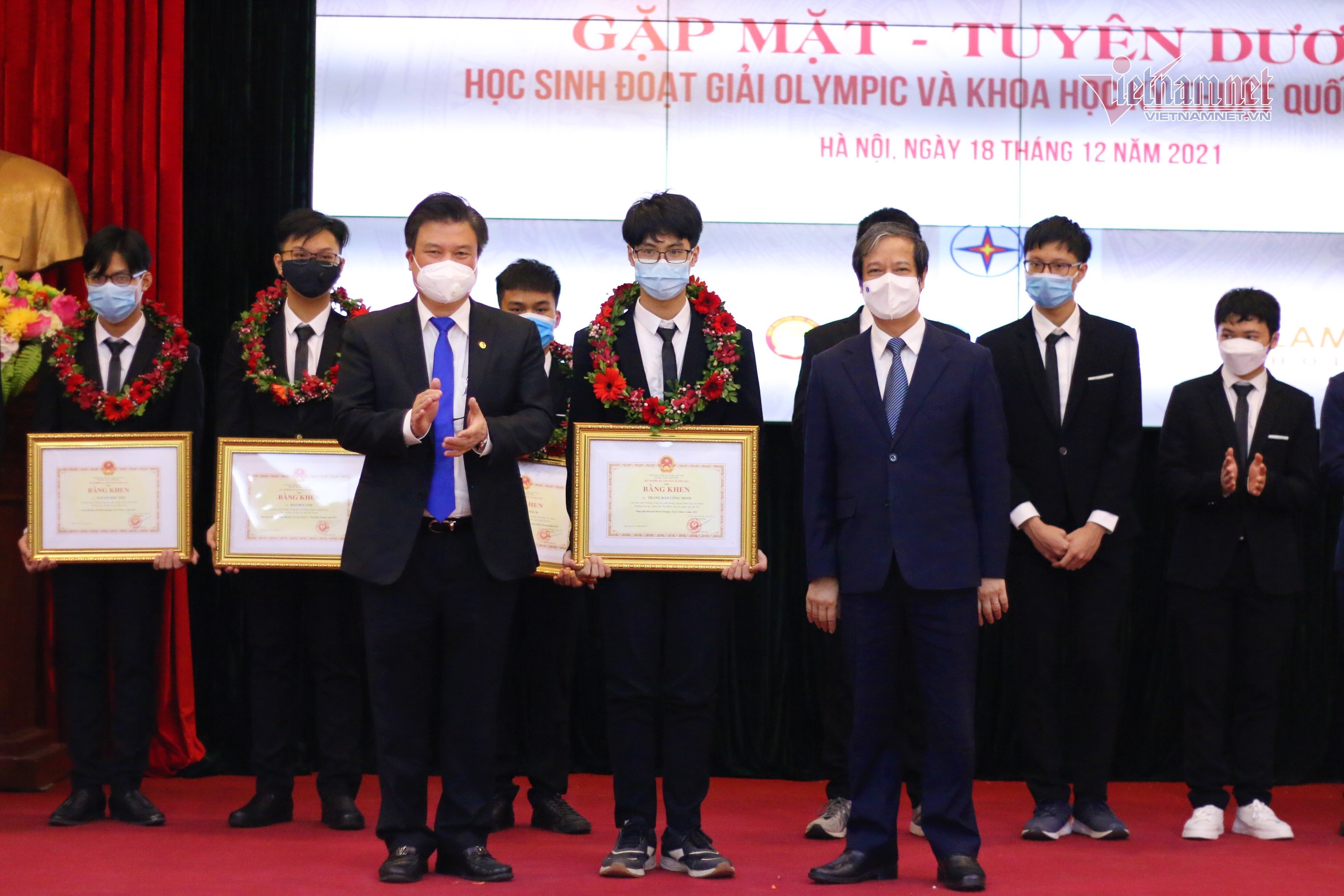 Tiêu chuẩn khen thưởng với học sinh, sinh viên đoạt giải trong các kỳ thi quốc gia, quốc tế 