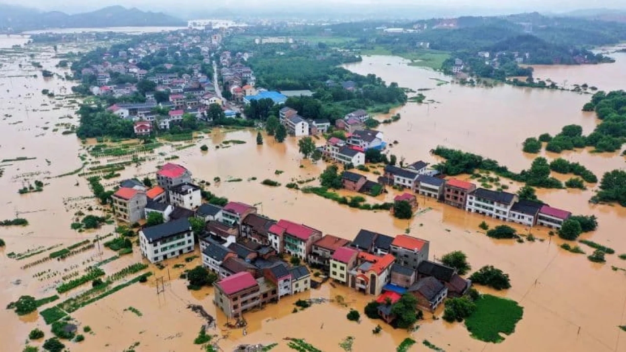 What are the fines for violations against regulations on payment to a disaster management fund in Vietnam? 