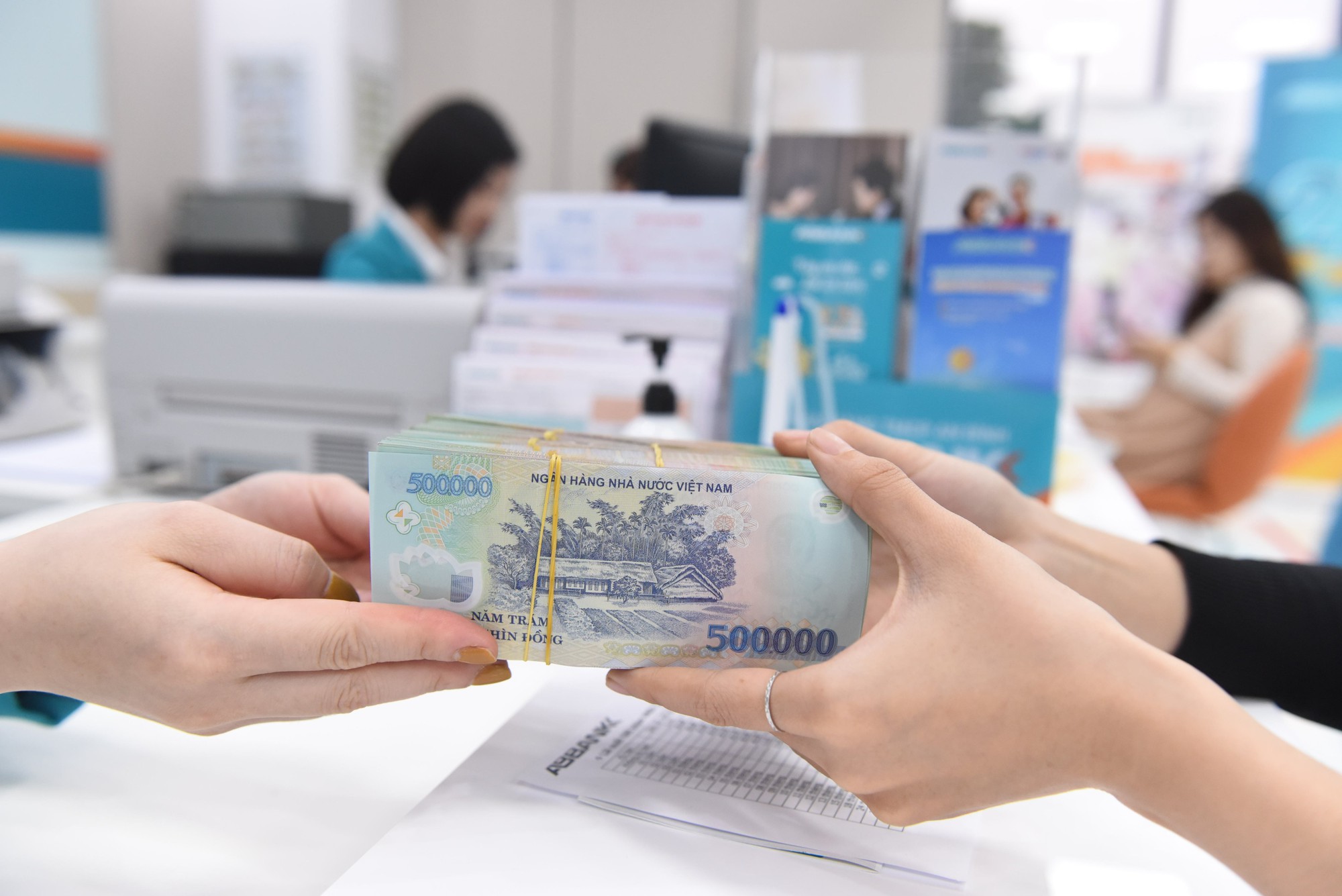 To promote disbursement of credit packages of 40 trillion VND and 120 trillion VND in Vietnam