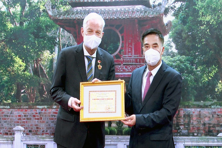 06 đối tượng được xét tặng Kỷ niệm chương “Vì sự nghiệp Tài chính Việt Nam” từ ngày 15/02/2023