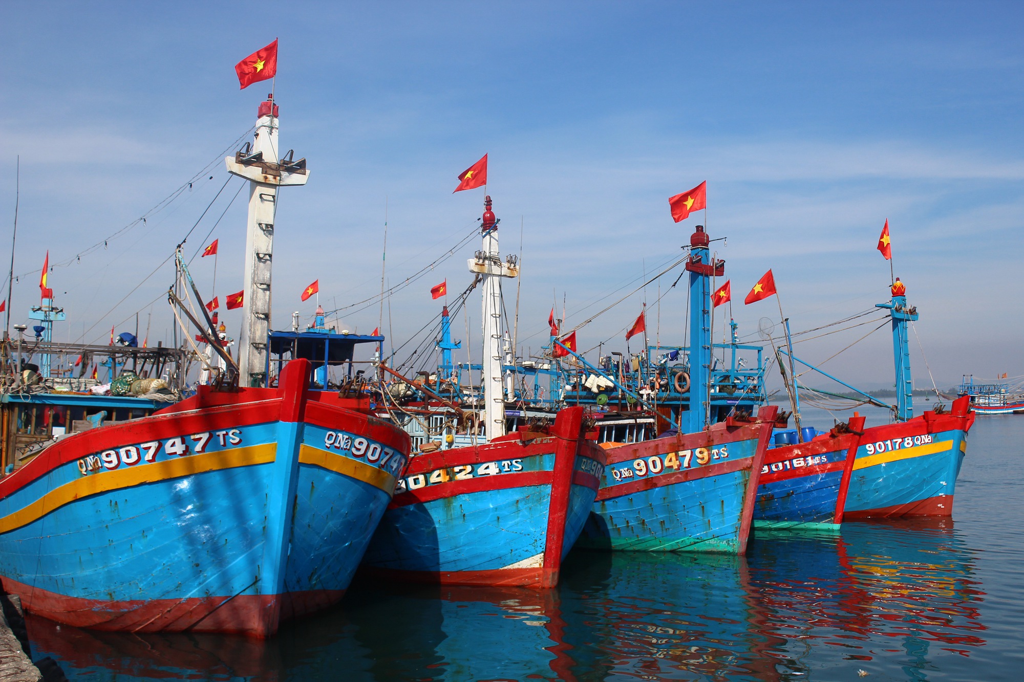 Hoàn thiện chính sách hỗ trợ ngư dân trong thời gian cấm khai thác thủy sản