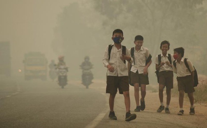 To consider the option to let students in Vietnam take days off if the air quality is at a hazardous level for 3 consecutive days 