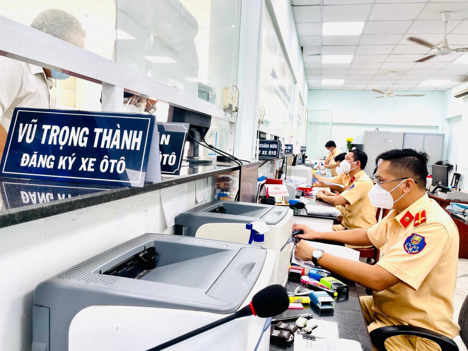 Procedure for vehicle name transfer and relocation registration at the Traffic Police Department in Vietnam