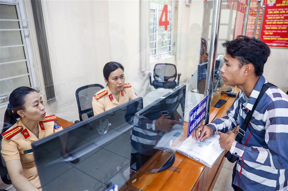 Procedures for replacement and re-issuance of the certificate of vehicle registration and license plate at the Traffic Police Department in Vietnam