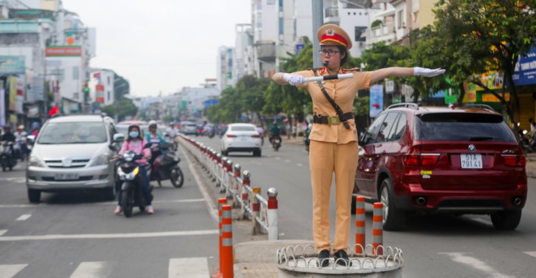 Order of priority for complying with road traffic signals in Vietnam from January 1, 2025