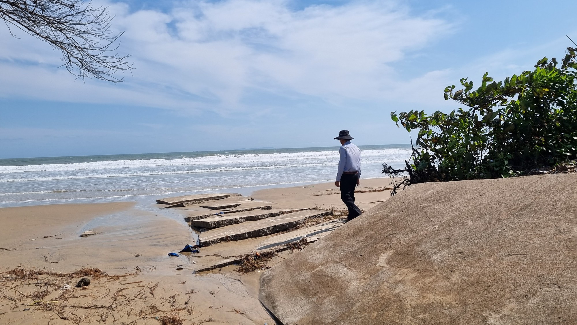 Prime Minister's instruction on erosion prevention at riverbanks and coastlines in Bac Lieu and Ca Mau Provinces of Vietnam