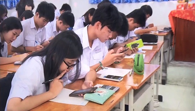 Hanoi to request to improve the effectiveness of managing the use of mobile phone in schools