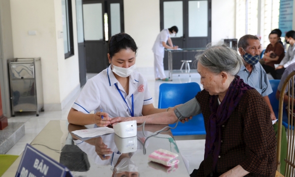 Healthcare service package for the elderly conducted by the communal health stations in Vietnam from December 19, 2024