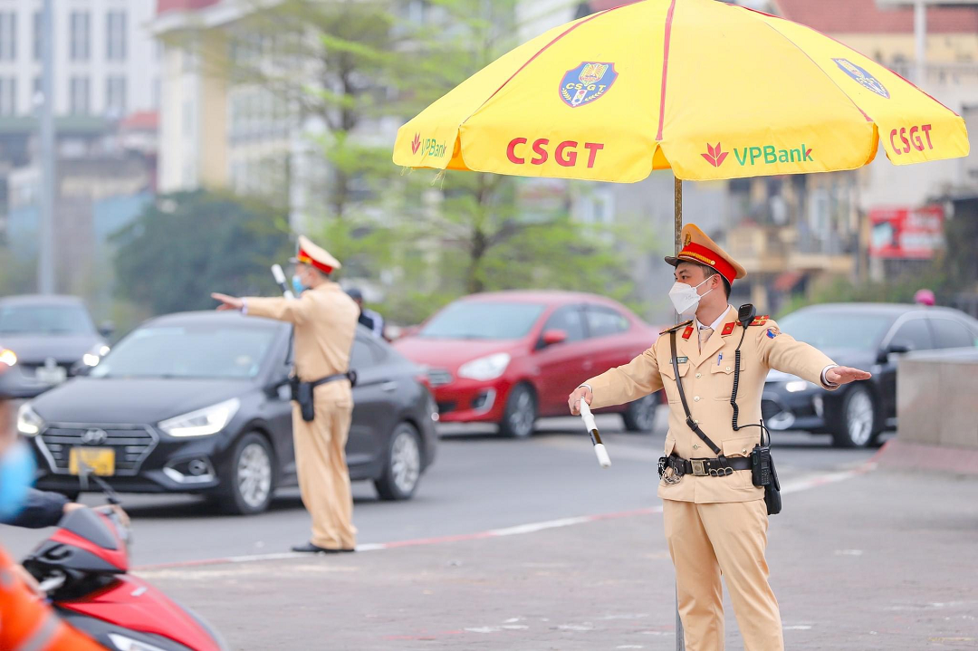 Assignment of duties of police officers commanding, directing traffic on road traffic routes in Vietnam in 2025