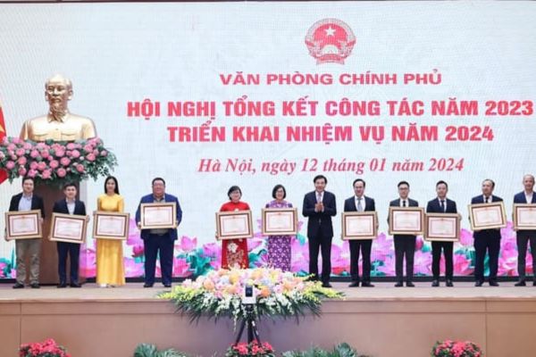 Standards and subjects for awarding the title "Emulation Flag of the Office of the Government of Vietnam" according to Circular 01/2024/TT-VPCP?