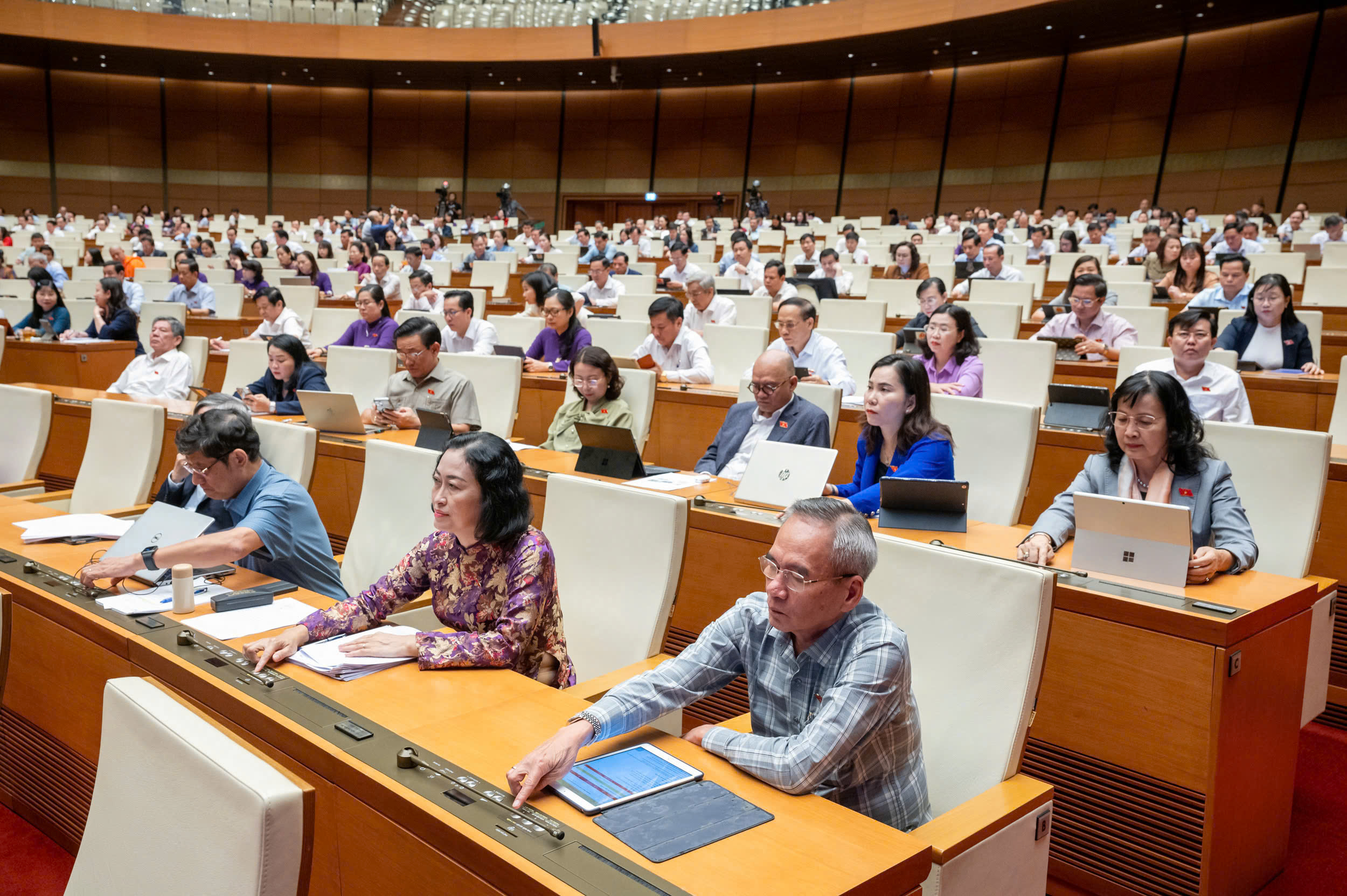 Các đại biểu tiến hành biểu quyết thông qua Luật sửa đổi, bổ sung một số điều của Luật Dược.