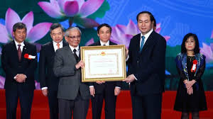 Đặt và tặng giải thưởng về khoa học và công nghệ của tổ chức, cá nhân cư trú hoặc hoạt động hợp pháp tại Việt Nam