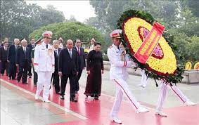 Lễ đặt vòng hoa tại Đài tưởng niệm các anh hùng liệt sỹ, Lễ đặt vòng hoa và vào Lăng viếng Chủ tịch HCM quy định thế nào?