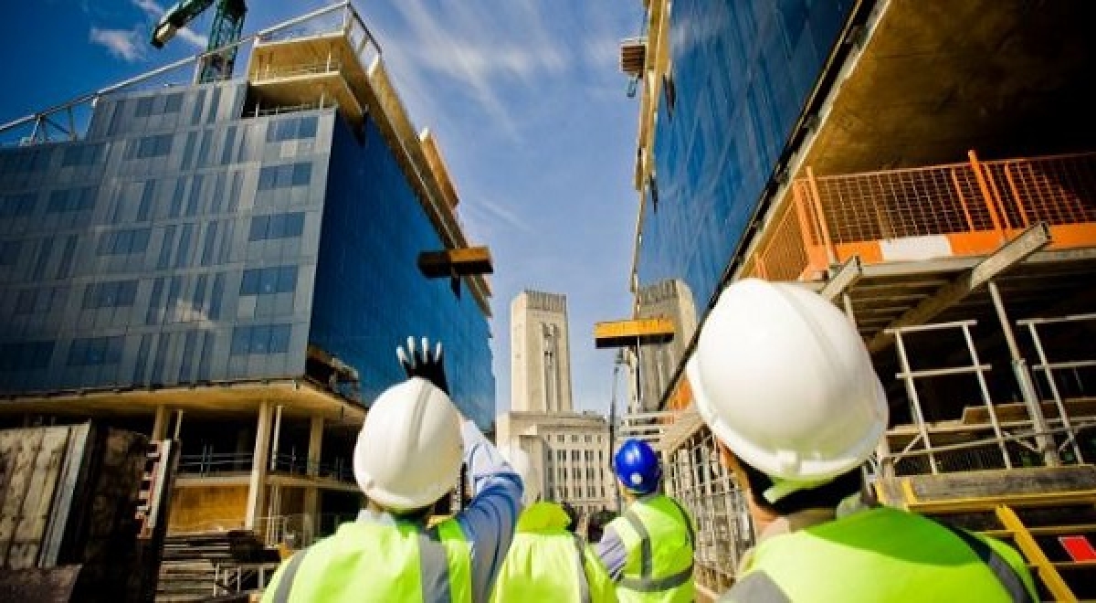 Người sử dụng lao động có trách nhiệm lập và thực hiện biện pháp đảm bảo an toàn trong thi công xây dựng như thế nào?