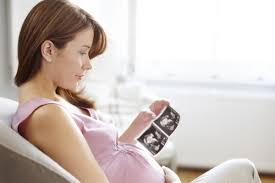 Vợ tham gia bảo hiểm tự nguyện có ảnh hưởng đến việc nhận tiền thai sản của chồng?