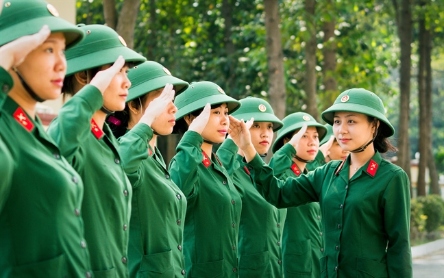 Lễ phục mùa hè của nữ quân nhân quy định thế nào?