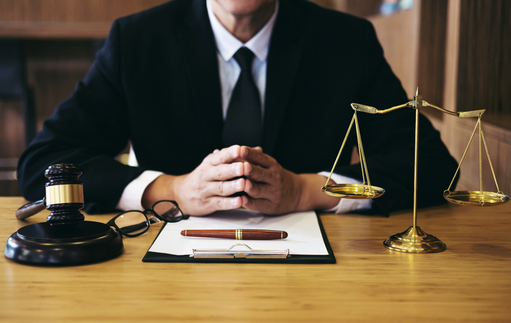 Công dân đã tập sự hành nghề luật sư có được làm trợ giúp viên pháp lý?