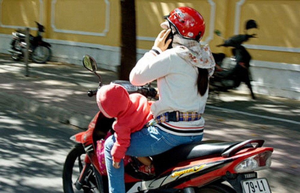 Sử dụng điện thoại khi chạy xe máy có thể bị phạt bao nhiêu?