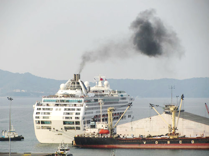 Tổ chức quản lý nào được thu gom và xử lý chất thải từ tàu thuyền trong vùng nước cảng biển?