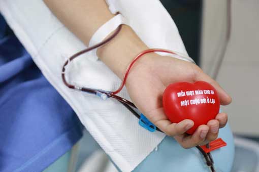 Mới xỏ khuyên rốn thì có được hiến máu tình nguyện không?