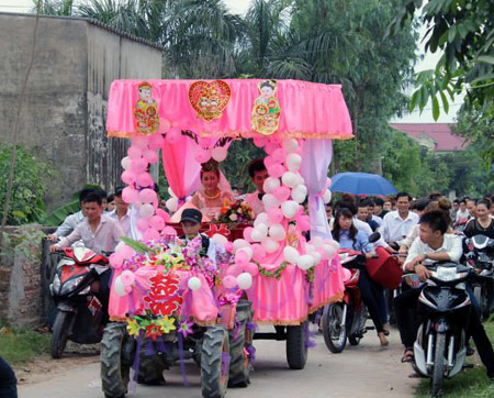 Rước dâu bằng xe máy cày có vi phạm luật?
