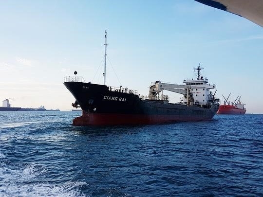 Tàu thuyền nước ngoài phải treo Quốc kỳ Việt Nam khi hoạt động tại cảng Việt Nam có đúng không?