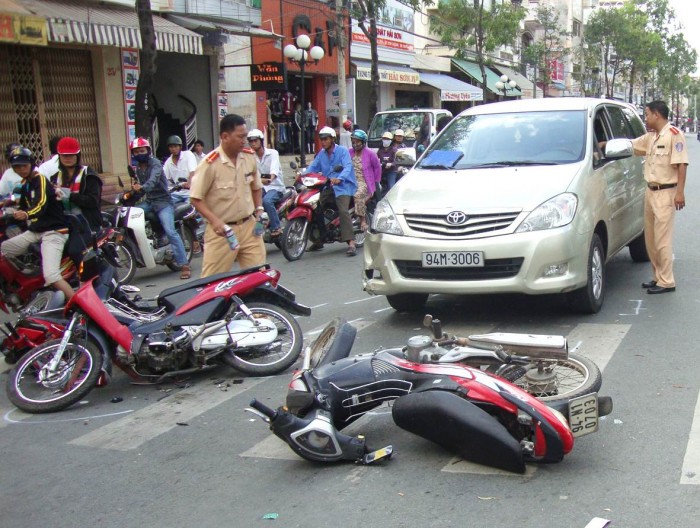 Đi xe máy gây ra tai nạn giao thông rồi bỏ chạy bị phạt bao nhiêu tiền?