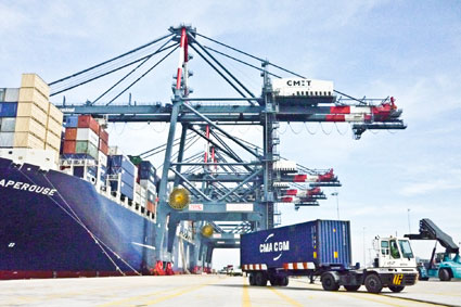 Điều kiện để các cảng biển thực hiện dịch vụ trung chuyển và thông báo về việc thực hiện dịch vụ trung chuyển container tại cảng biển