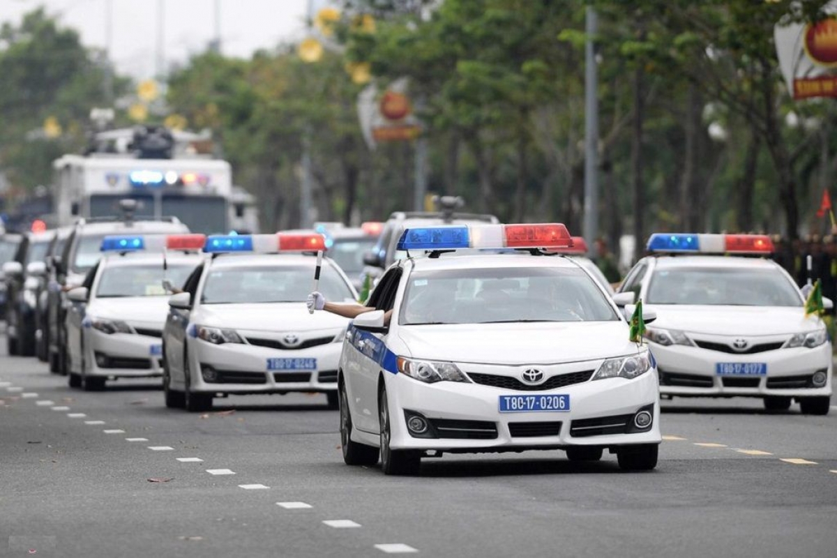 In Vietnam, is it permissible for motorcade escorted by police vehicles to go before fire engines?