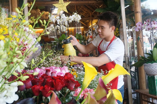Bán hoa là một ngành kinh tế cấp năm, tuy nhiên, thu nhập của người bán hoa bao nhiêu?
