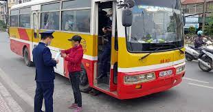 Ô tô dừng xe ở điểm đón, trả khách của xe buýt có bị giam bằng không?