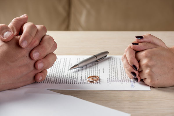 Vợ ở nhà nội trợ có được chia tài sản chung khi ly hôn không?