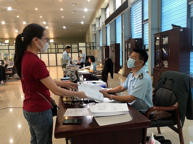 Can customs employees be foreigners in Vietnam?