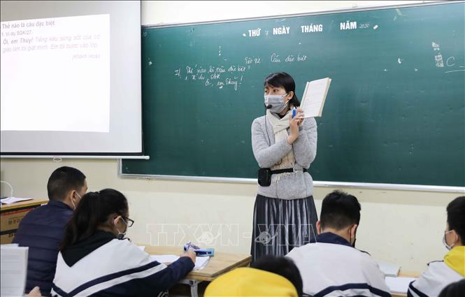 Hết cách ly xã hội, giáo viên đi dạy có phải đeo khẩu trang?