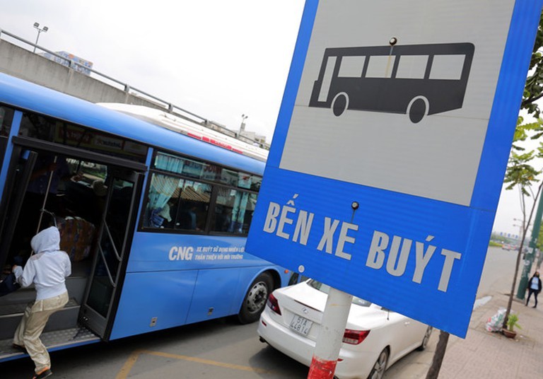 Dừng xe ô tô tại trạm xe buýt bị phạt bao nhiêu?