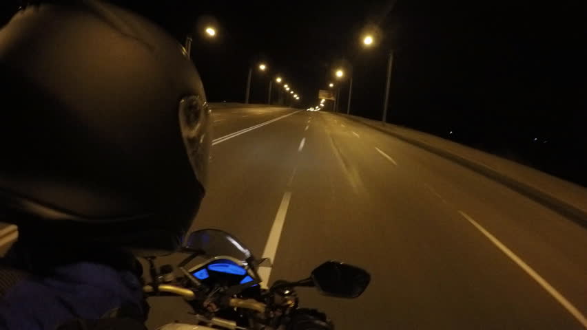 Đi xe máy lúc mấy giờ không bật đèn chiếu sáng thì bị phạt?