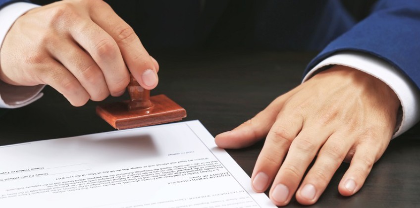 Công chứng viên có được ký văn bản công chứng khi thẻ công chứng viên bị mất hay không?