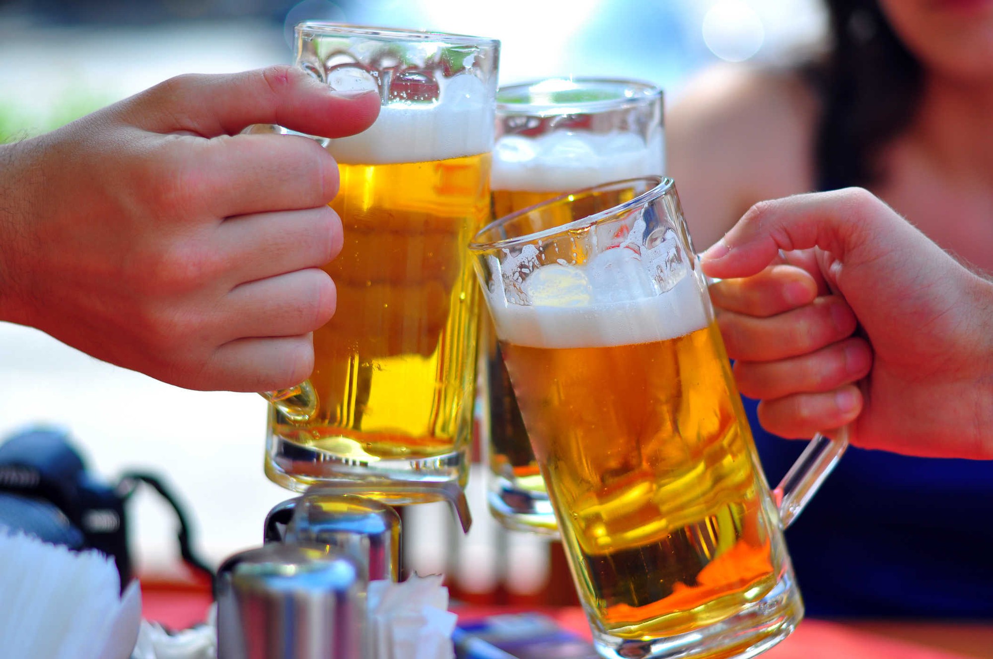 Uống rượu bia ở nơi công cộng có bị cấm không?