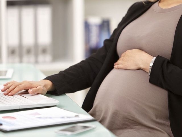 Lao động nữ có được về sớm 30 phút khi mang thai tháng thứ 7 không?