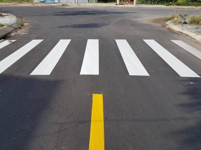 Trên đường một chiều có vạch kẻ phân làn đường thì xe ô tô phải đi bên trái?