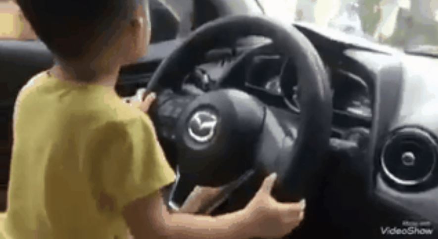Bố mẹ cho con nhỏ cầm vô lăng ô tô khi tham gia giao thông bị phạt bao nhiêu?
