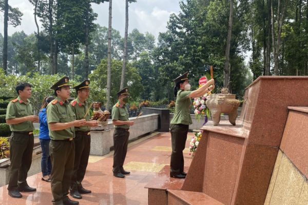 Làm bảo vệ cho cơ quan nhà nước mất khi làm nhiệm vụ có được hưởng chế độ liệt sĩ hay không?