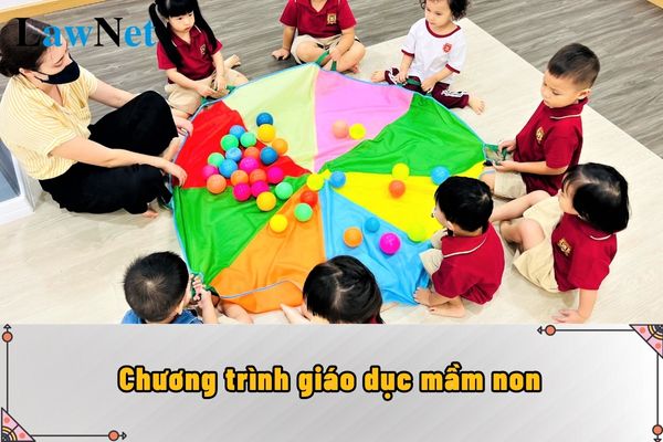 Chương trình giáo dục mầm non yêu cầu kiểm tra sức khỏe trẻ em tối thiểu mấy lần trong năm?