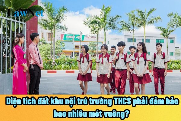 Diện tích đất khu nội trú trường THCS phải đảm bảo bao nhiêu mét vuông? Có bao nhiêu phòng tin học trong trường THCS?