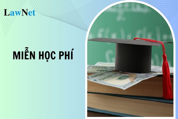 Con có được miễn học phí khi có cha phạm tội mà chưa được xóa án tích?