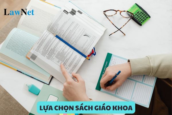 Cơ quan nào quyết định việc lựa chọn sách giáo khoa tại địa phương?