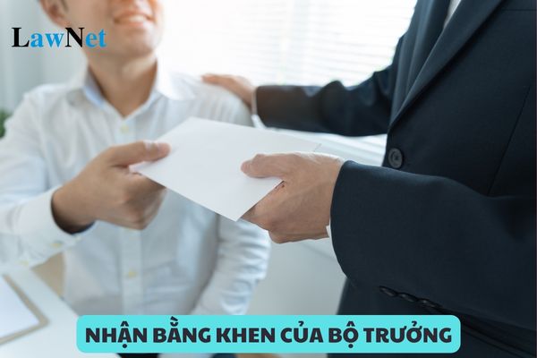 Để được nhận Bằng khen của Bộ trưởng Bộ Giáo dục và Đào tạo tặng thì tập thể cần đáp ứng điều kiện gì?