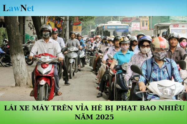 Lái xe máy trên vỉa hè bị phạt bao nhiêu năm 2025? Giá tính lệ phí trước bạ xe máy được xác định như thế nào?